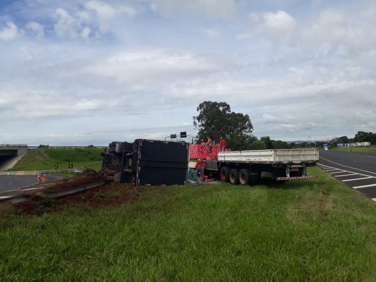 Caminhão carregado com 25 toneladas de leite tomba na rodovia Cândido Portinari