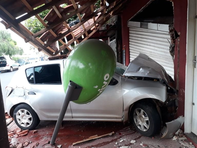 Carro invade e destrói fachada de restaurante na zona Norte de Ribeirão