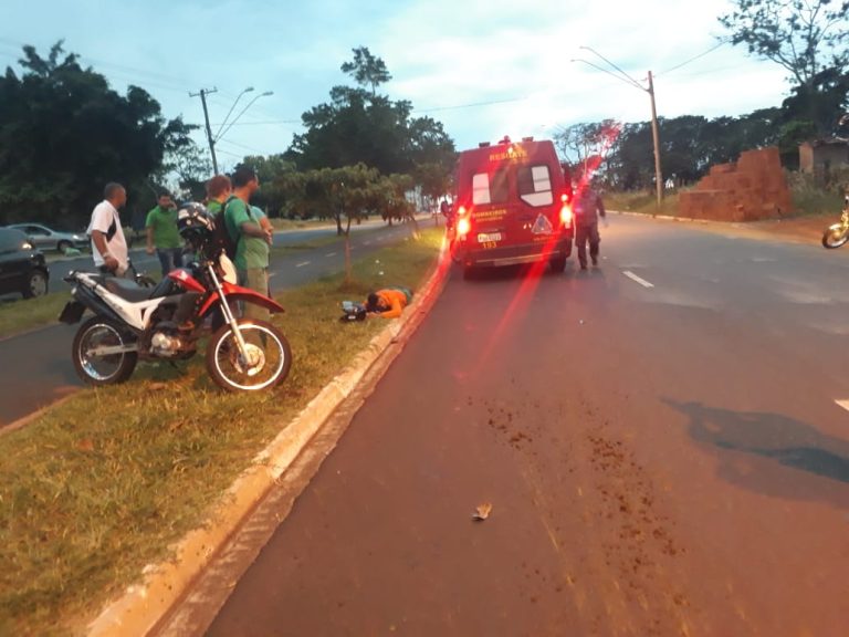 Motociclista fica ferido após atingir cavalo em avenida de Ribeirão