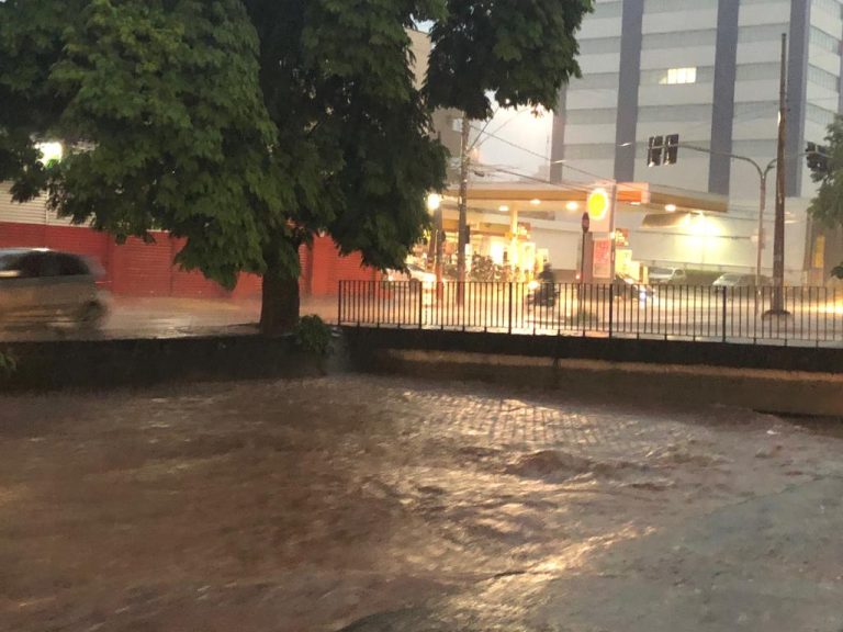 Volume de água em córrego de Ribeirão assusta motoristas e já existem pontos de alagamento