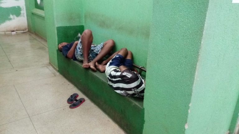 Dupla é presa com drogas e faca na praça Schmidt