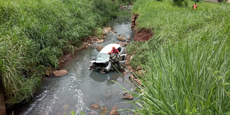 Motorista não consegue fazer curva e carro cai no corrego