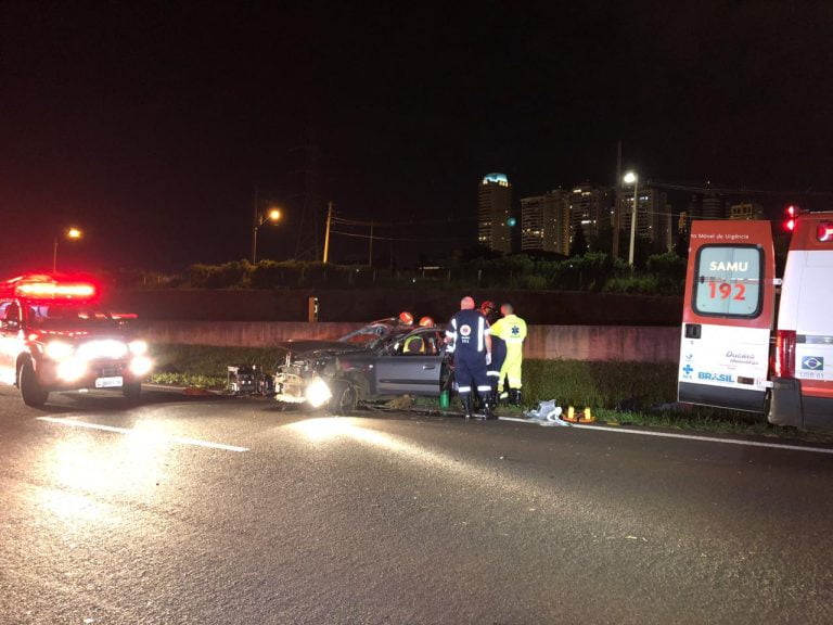 Carro com 4 ocupantes capota no Anel Viário Sul