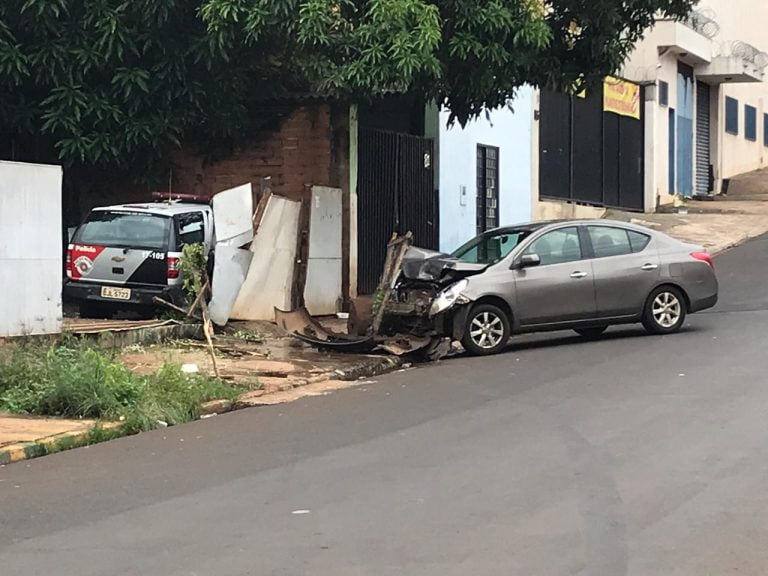 Viatura da PM perde controle e invade imóvel na zona Norte de Ribeirão