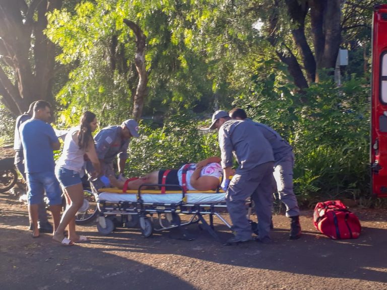 Mulher de 33 anos fica ferida em acidente entre carro e moto no Jardim Marchesi