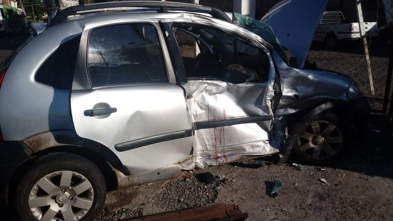 Câmera flagra acidente entre carro e ônibus com duas pessoas feridas