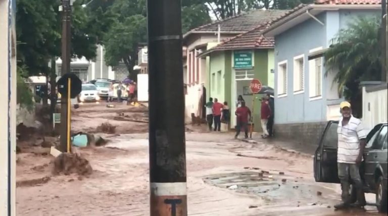 Alagamentos em São Simão: vídeo retrata a força da água pelas ruas da cidade