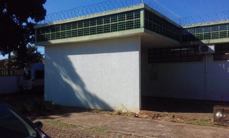 Auxiliar de enfermagem fica ferida após separar briga dentro de UBS