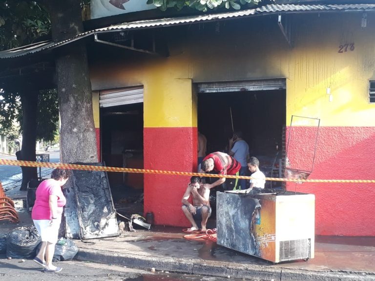 Bar é destruído por incêndio no Simioni