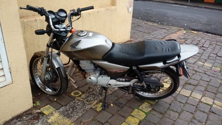 Criminosos roubam moto de entregador e se acidentam em seguida