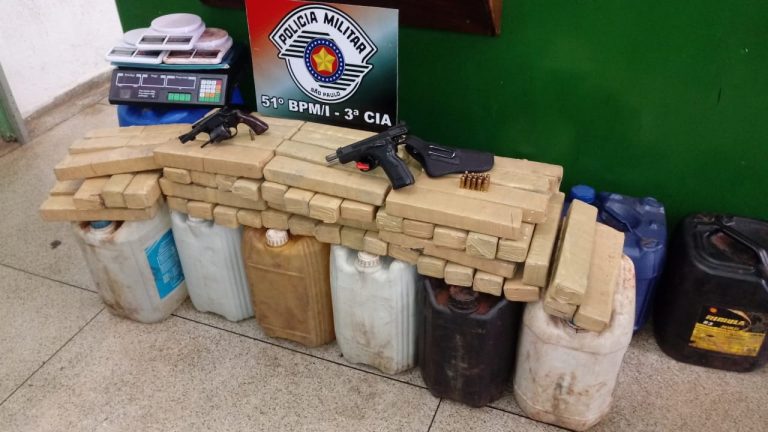 PM apreende 75 kg de maconha, armas e combustíveis em casa da zona Norte