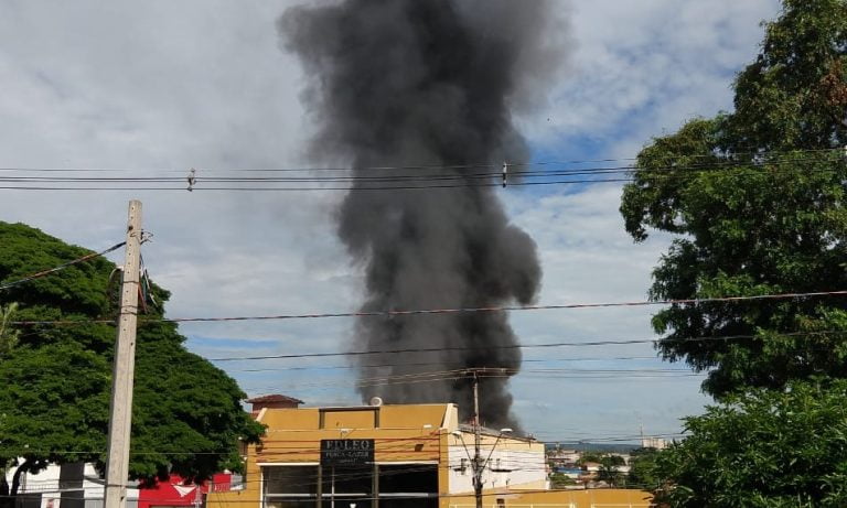 Possível explosão em comércio mobiliza o Corpo de Bombeiros e complica o trânsito na Caramuru