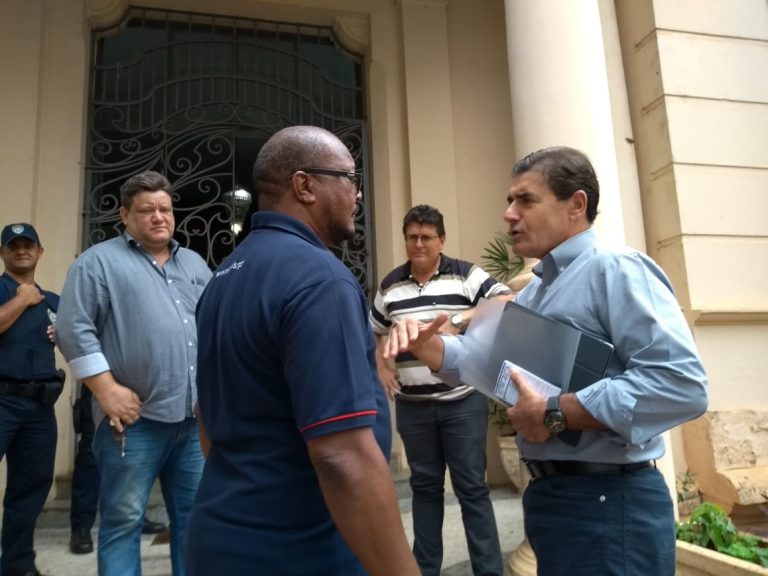 Prefeitura nega proposta de reajuste e servidores se concentram no Palácio Rio Branco
