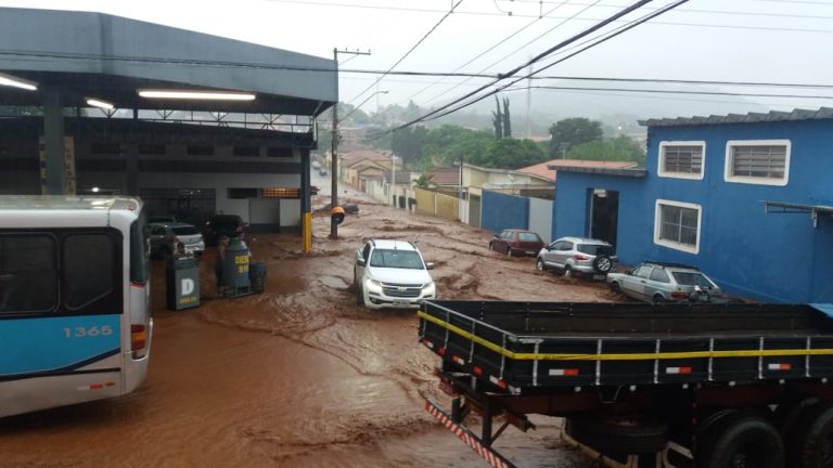 Temporal provoca alagamentos em São Simão