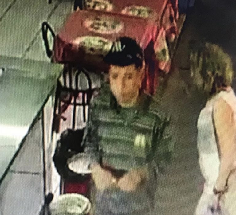 Vídeo | Ladrão dá um “bote” e furta bolsa com dinheiro em box no Mercadão