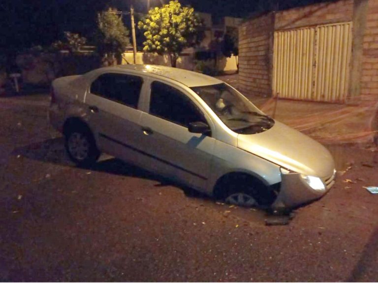 Carro cai e fica “entalado” em buraco na rua da zona Leste