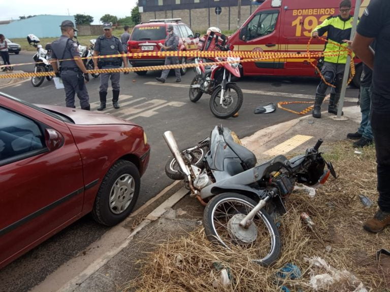 Van e moto colidem na Vila Elisa