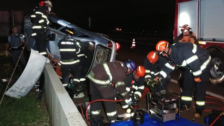 Capotamento deixa duas pessoas feridas na rodovia Machado Sant´Anna