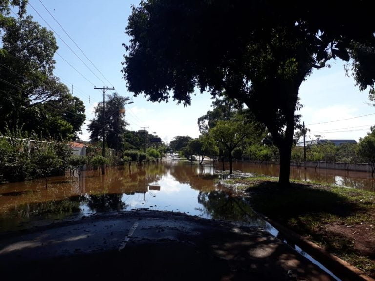 Chuva forte alaga trecho da avenida Pascoal Innechi