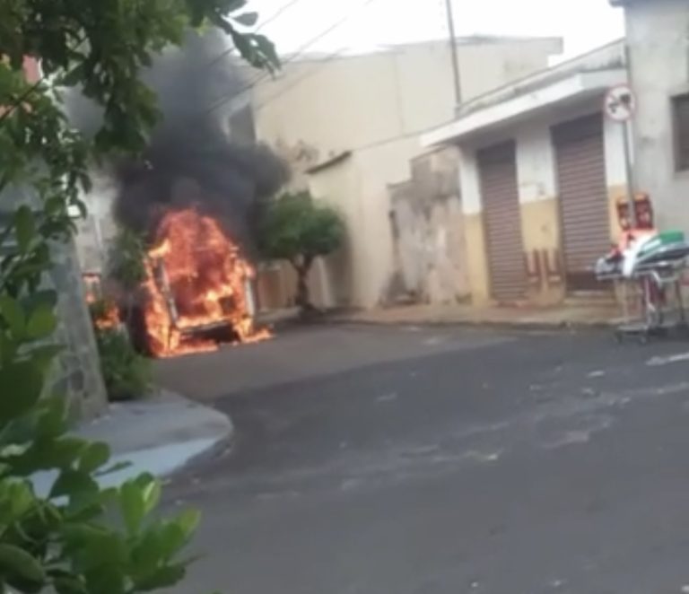 Vídeo | Ambulância pega fogo em travessa dos Campos Eliseos