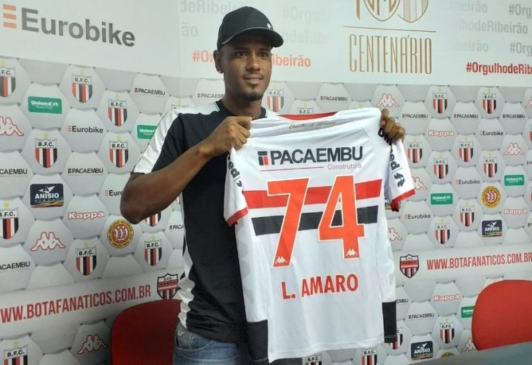 Mais experiente, zagueiro Leandro Amaro comemora retorno ao Botafogo após nove anos
