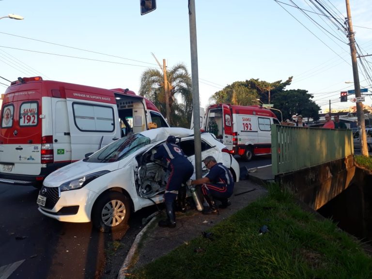 Acidente entre carro e micro-ônibus deixa mulher gravemente ferida