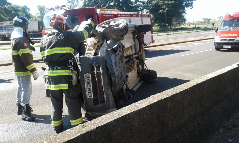 Capotamento em rodovia de Jaboticabal deixa duas pessoas feridas