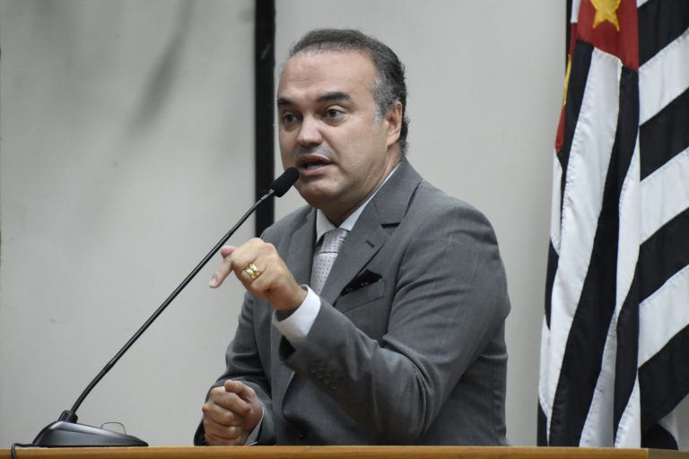 Funcionária pública protocola pedido de cassação do vereador Rodrigo Simões na Câmara