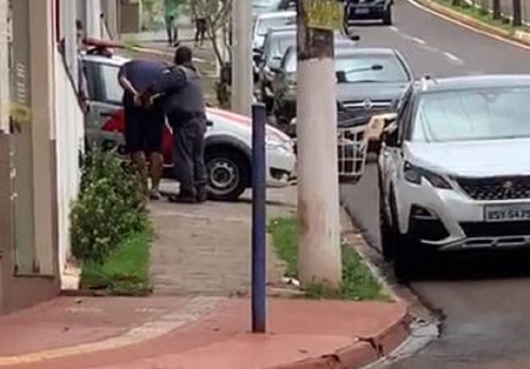 Sertãozinho: vídeo flagra prisão de um dos suspeitos de assalto à concessionária