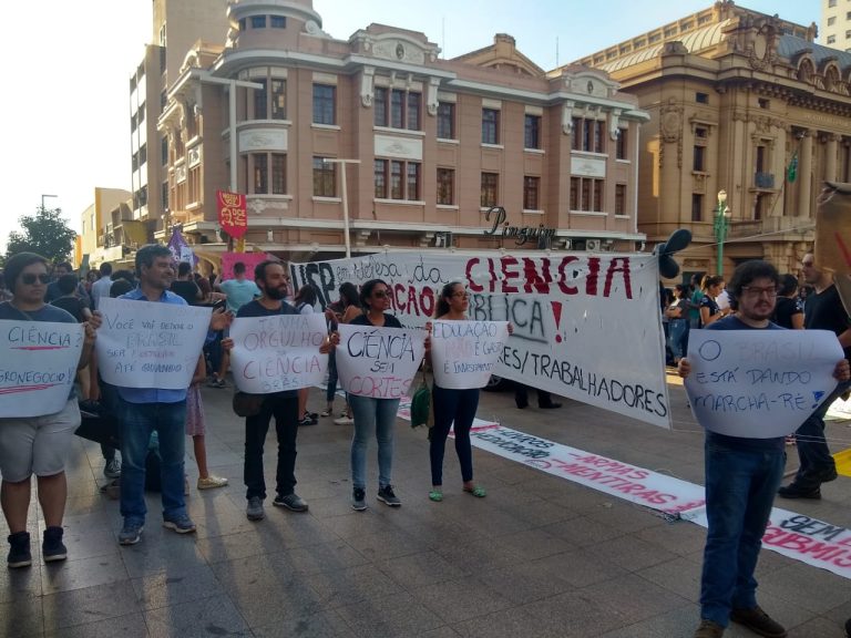 Estudantes de Ribeirão Preto participaram de manifestação na USP  e calçadão
