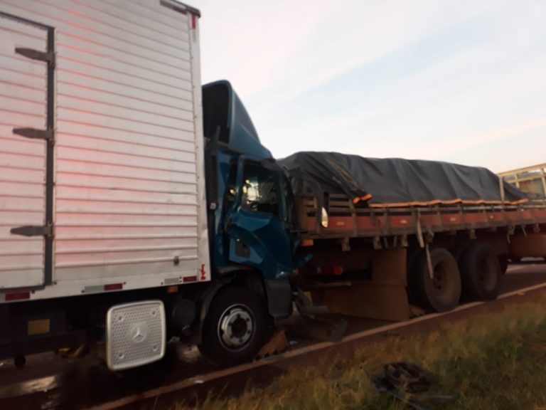 Acidente entre caminhões deixa homem ferido na rodovia Alexandre Balbo
