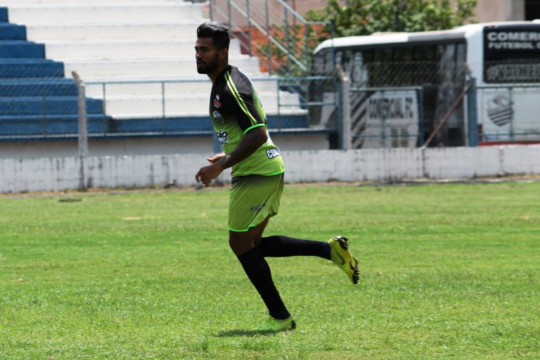 Chiari atualiza situação de atletas em observação e Caíque pode renovar com Leão