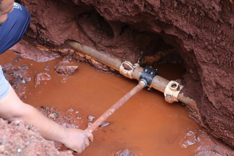 Fiscais do DAERP localizam “gato” de água no Jardim Macedo