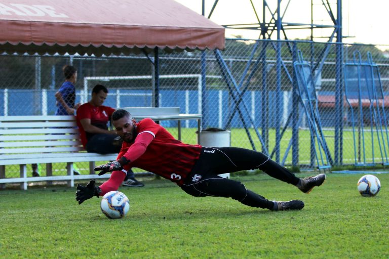 Darley cita “erros grotescos” da arbitragem, mas pede foco total no Botafogo e rivais
