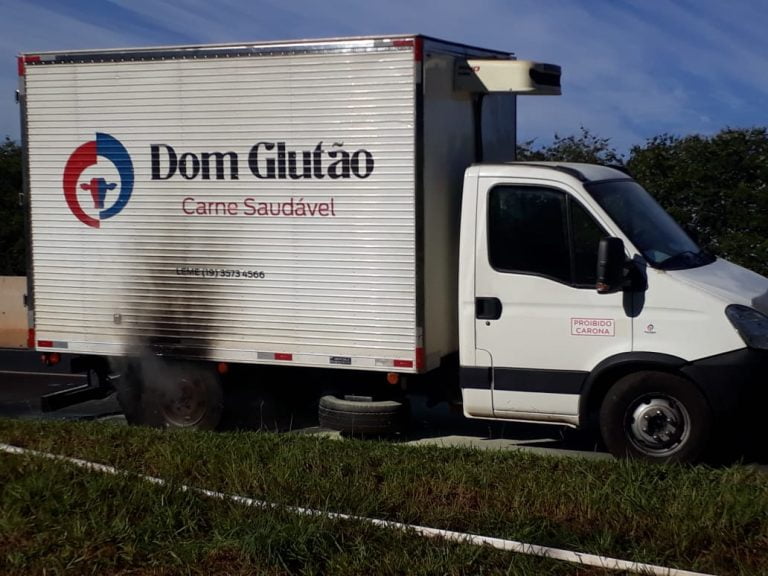 Caminhão baú pega fogo na rodovia Antonio Duarte Nogueira