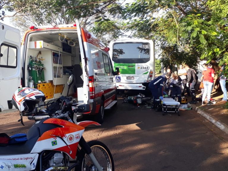 Motocicleta colide em traseira de ônibus na Avenida Patriarca