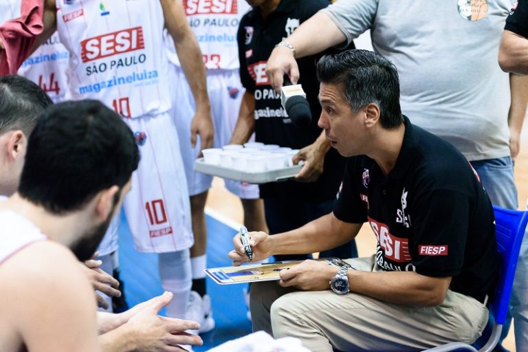 Avião com o time do Franca Basquete é obrigado a mudar de rota após colisão com pássaro