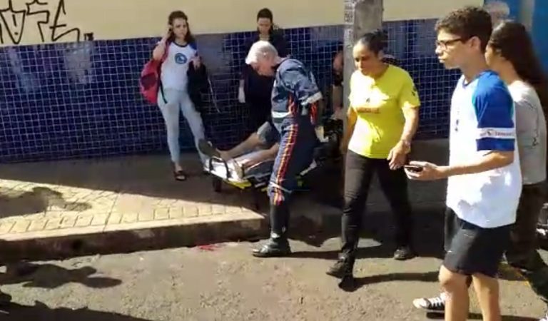 Briga em porta de escola termina com jovens esfaqueados no Sumarezinho