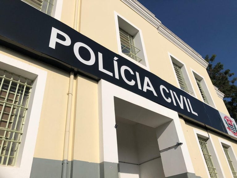 Homem é encontrado morto em pé dentro de casa