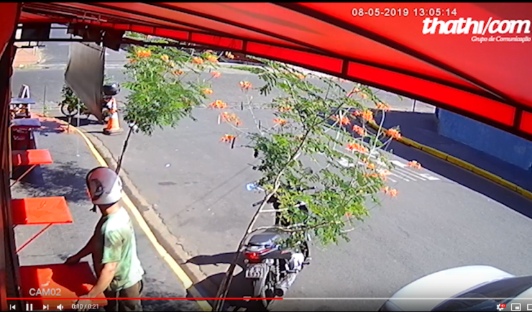 Motociclista é flagrado furtando mesa de bar dos Campos Elíseos