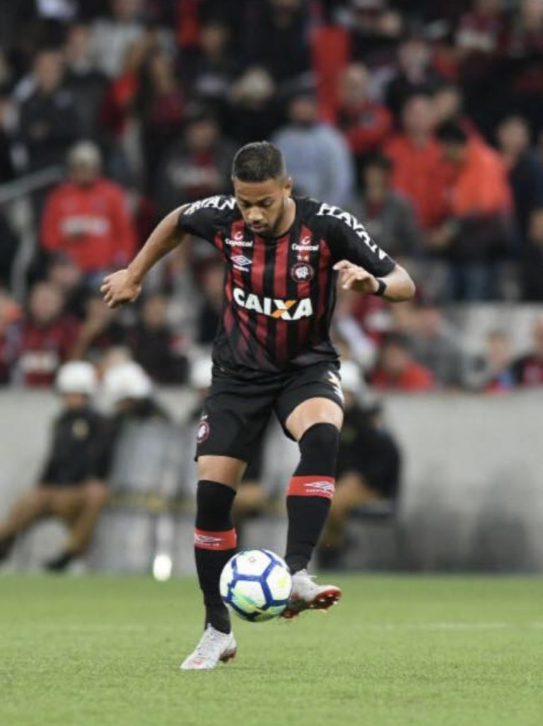 Joia de Serrana, lateral desperta cobiça dos gigantes do futebol europeu