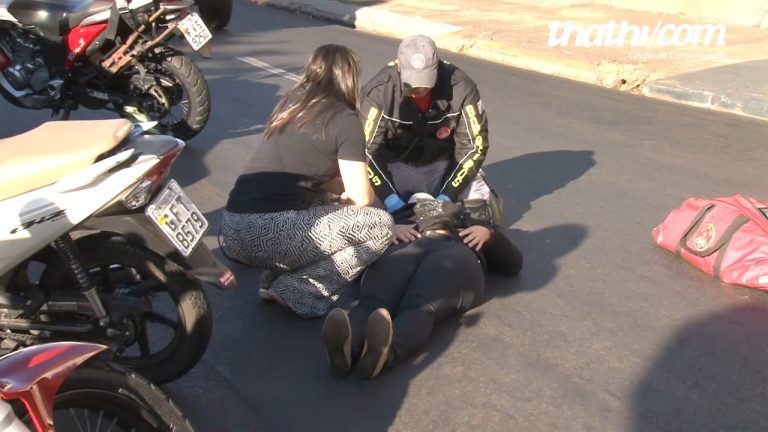 Acidente entre carro e moto deixa mulher ferida na Francisco Junqueira