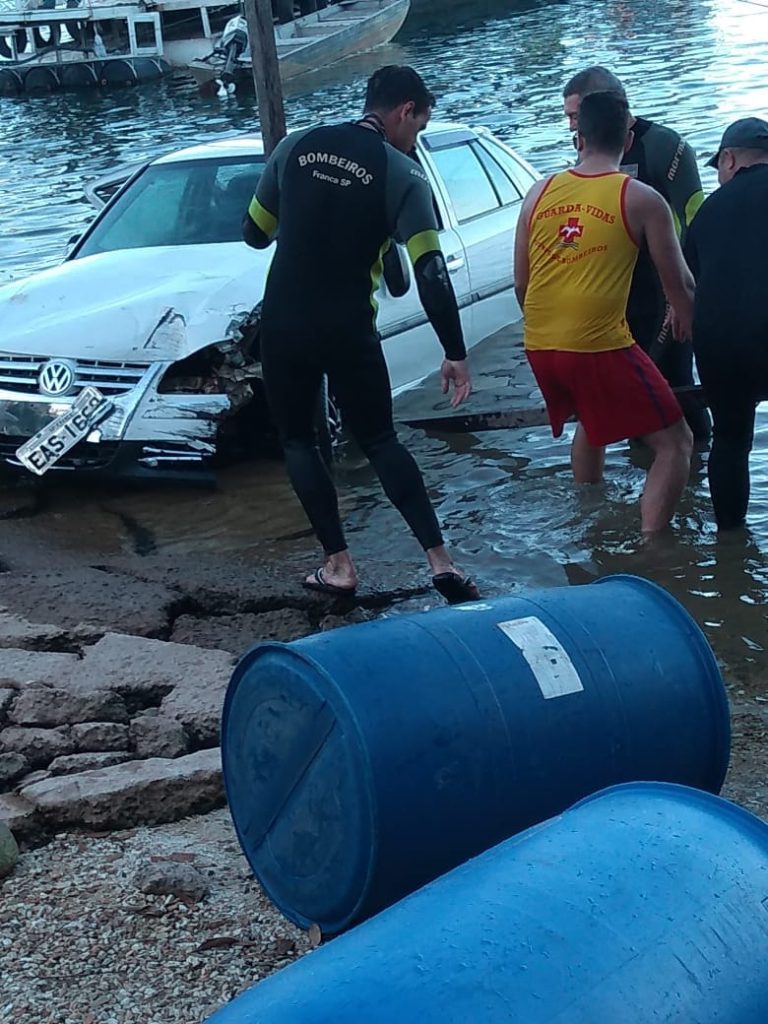 Motorista do carro que despencou no Rio Grande é identificado