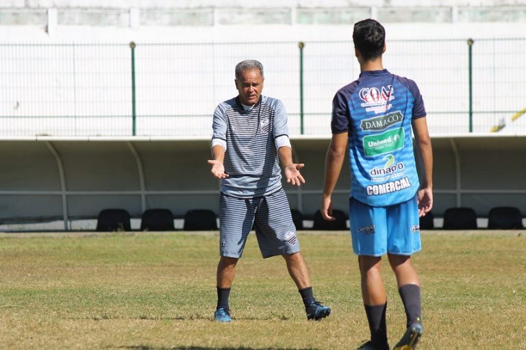 Davino mostra preocupação com gramado e mantém escalação contra Linense