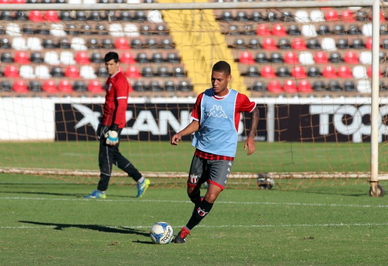 Jonata Machado retorna ao time titular e Botafogo deverá ter três volantes contra Ponte Preta