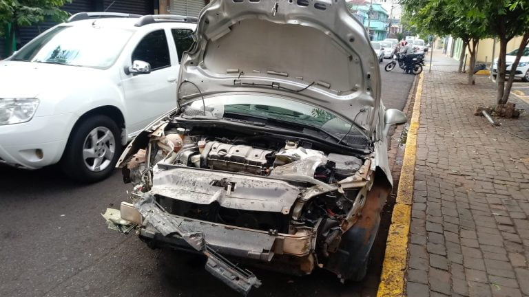 Motorista tenta escapar de abordagem e colide com placa de sinalização