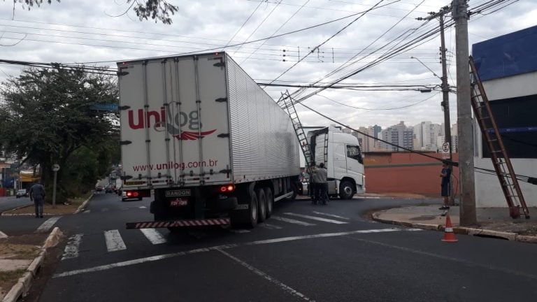 Caminhão fica enroscado em fios na Avenida Meira Junior