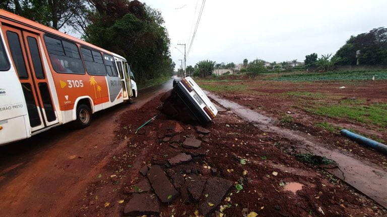 Cratera engole carro na estrada de Bonfim Paulista