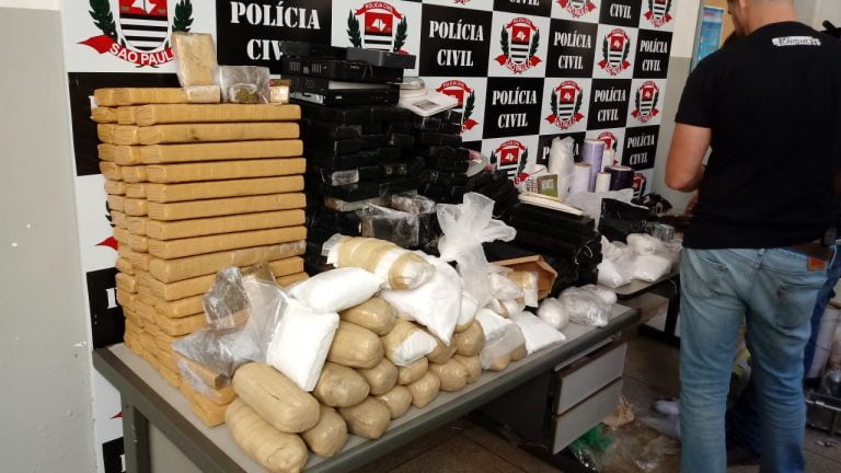 Investigado é preso com drogas e armas escondidas no forro da casa