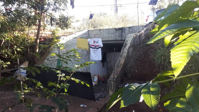 Família mora há seis anos em área de contenção de esgoto